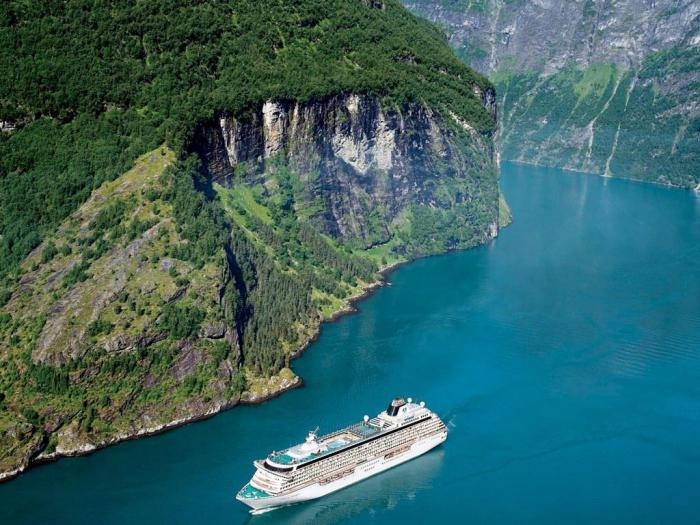 Средняя круизная линия: Crystal Cruises