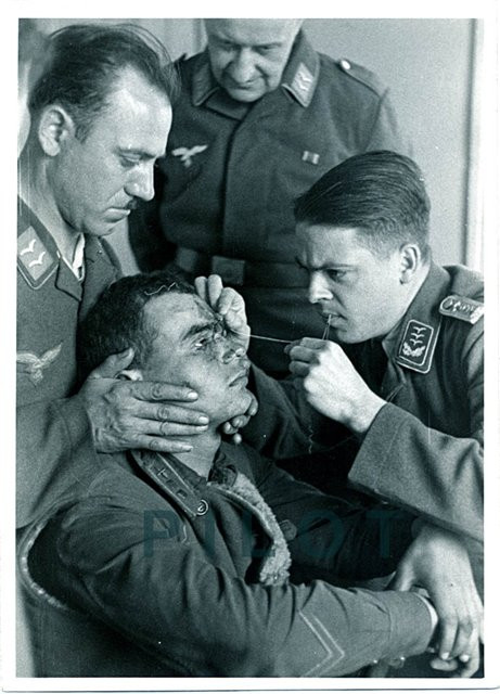 2. Первая медицинская помощь советскому солдату