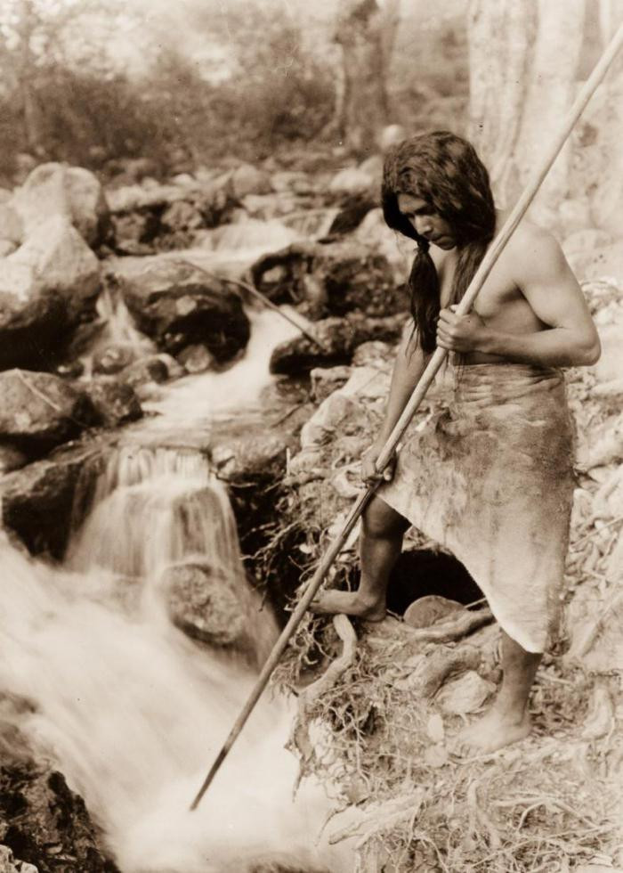 Рыбак-хупа ловит копьем лосося, 1923 г.