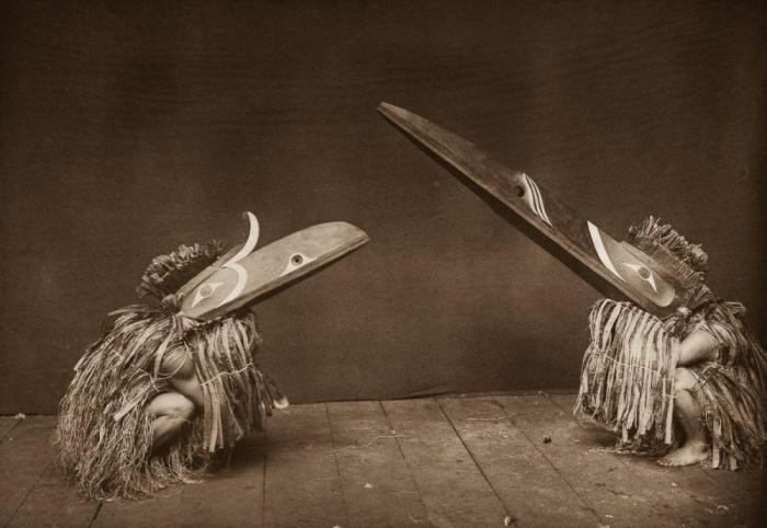 Накоактоки танцуют ритуальный танец, 1914 г.