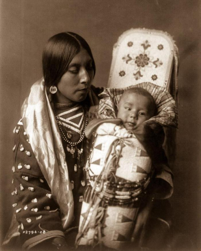 Матьиз племени апсароке с ребенком, 1908 г.