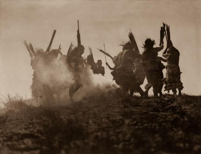 Аборигены кагюли танцуют во время лунного затмения, около 1910 г.