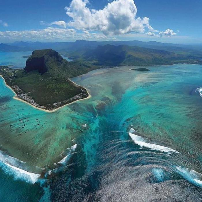 10. Подводный водопад