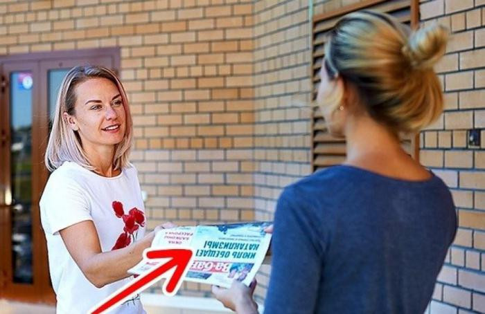 8. Если вам нужно отдать какую-то вещь человеку, сделайте это во время разговора с ним