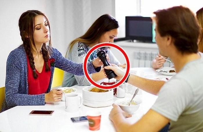 9. Если вы пытаетесь подружиться с кем-то, просто попросите об одолжении