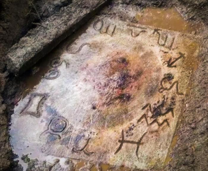 Бетонная плита со знаками зодиака