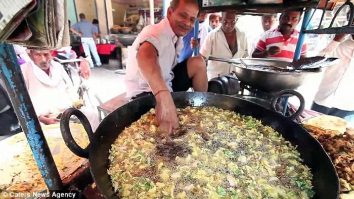 8. Этот мужчина способен опустить руки в кипящее масло