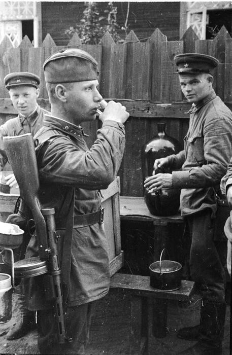 В Красной Армии выдавали водочный «ворошиловский паёк»