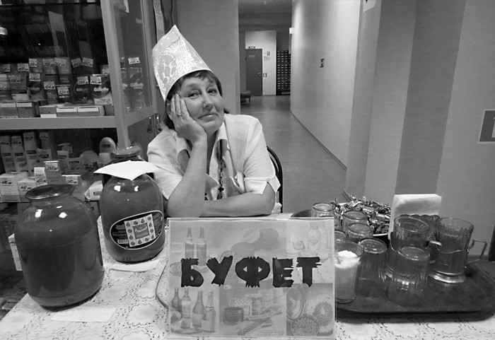 Русские называют всех женщин "девушка".