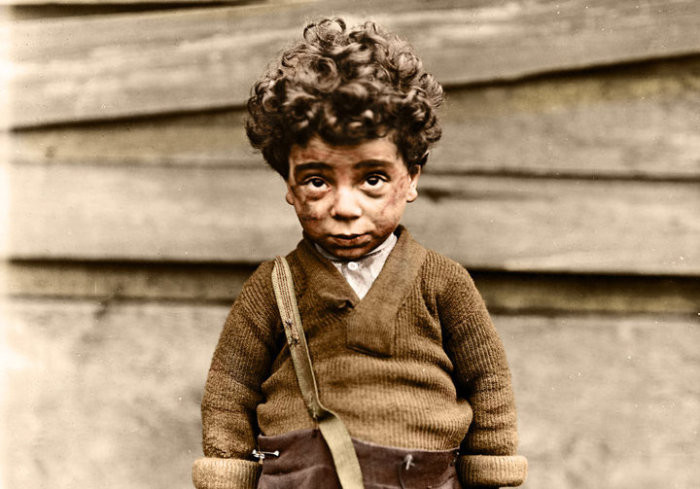 6. Возле здания Халл Хаус в Чикаго, 1910 год
