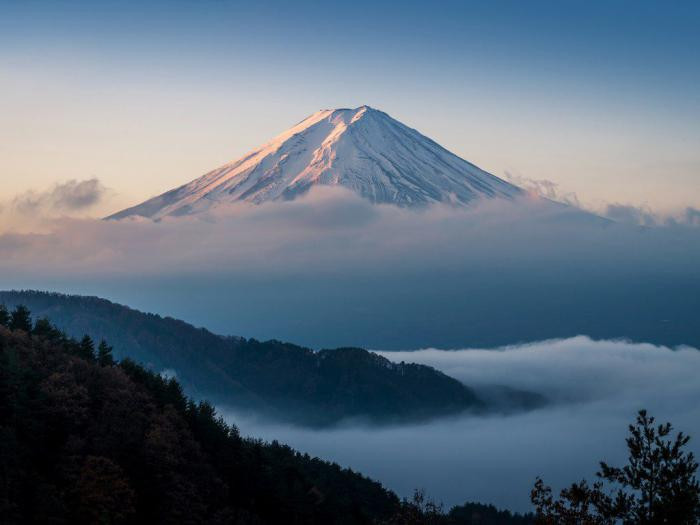 Взойдите на гору Фудзи (и остановитесь в отеле Ryokan)