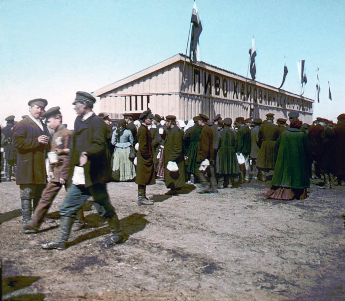 Раздача пива на Ходынском поле во время коронации Николая II 30 мая 1896 года. Москва, 1896 г