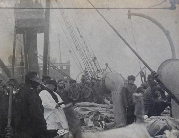1. Священник возносит молитву о жертвах «Титаника» (1912)