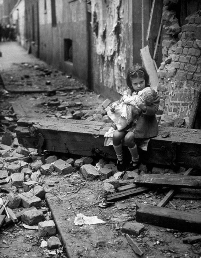 32. Девочка с куклой на руинах дома после бомбежки в Лондоне (1940)
