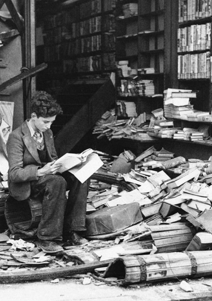 33. Книжный магазин в Лондоне разрушен воздушным налетом