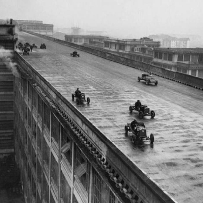 5. Гоночные машины на крыше завода Fiat в Турине, Италия (1923)
