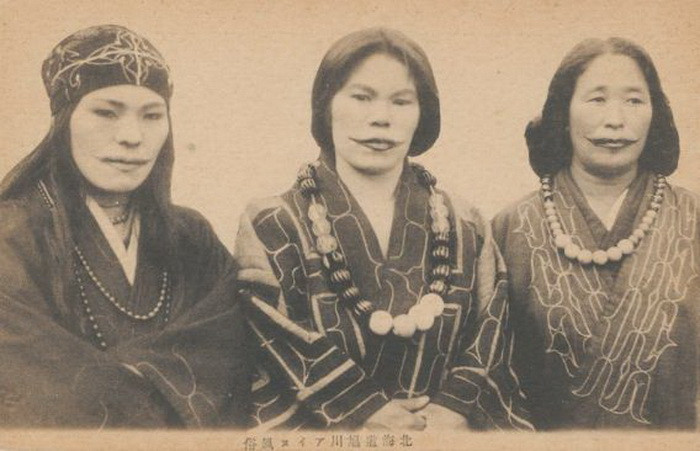 4. Татуировки-улыбки у женщин народности айну