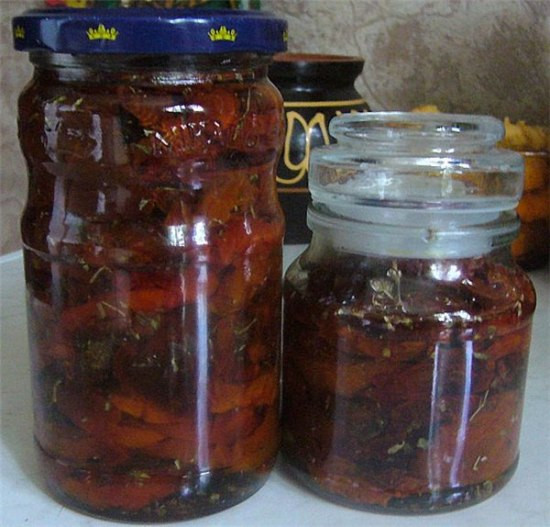 законсервированные сушоные помидоры.
