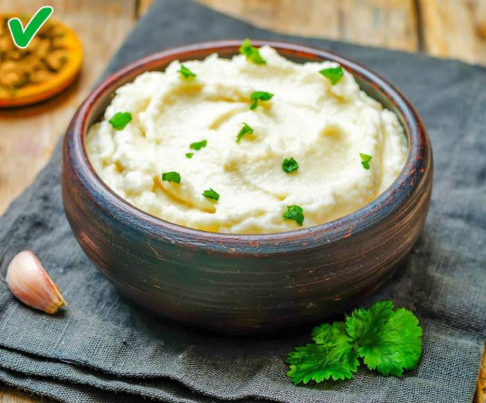 3. Приготовьте пюре из цветной капусты, а не картофеля