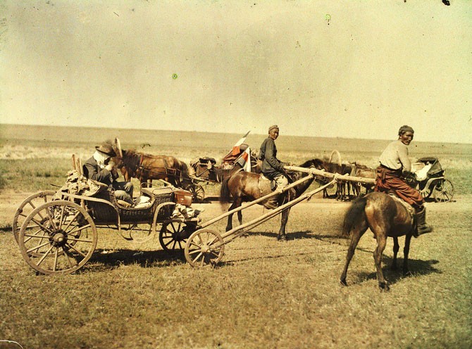 Экипаж Стефана Пассе между Кяхтой и Ургой (видны флаги Франции и России).