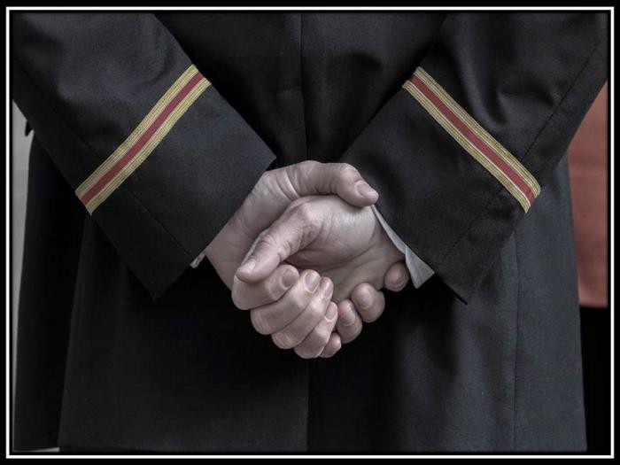 Рука хватает другу руку за спиной