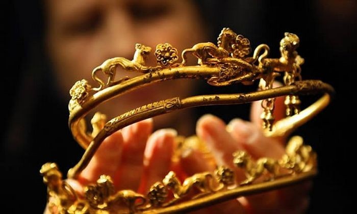 5. Ожерелье возрастом 4 500 лет на шее обычного продавца