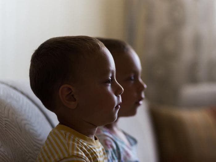 10. Родителям легче поднять близнецов, чем двух детей разных возрастов