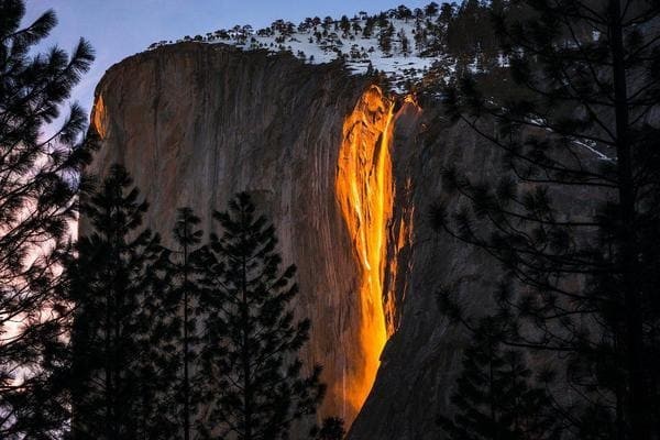 Yorsemite's Horsetail Fall выглядит горящим в феврале