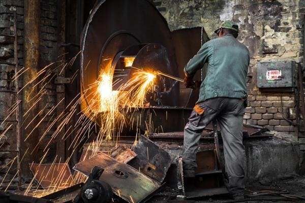 7. Литейщики стали – это профессия, которая страшна из-за высоты, на которой работает специалист.