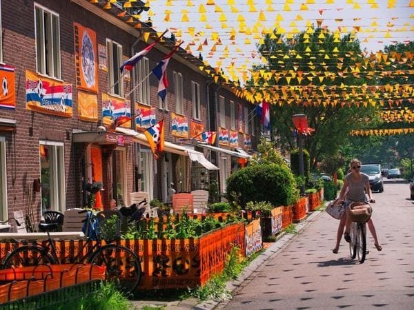 22. В Амстердаме на душу населения приходится зарплата в среднем 2495 долларов США.