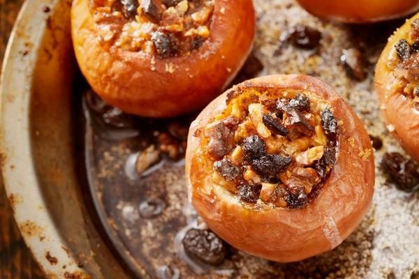 Запеченные яблоки с корицей