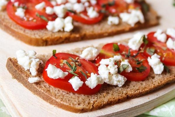 Брускетта с козьим сыром