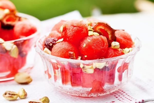 Фруктовый салат с орехами