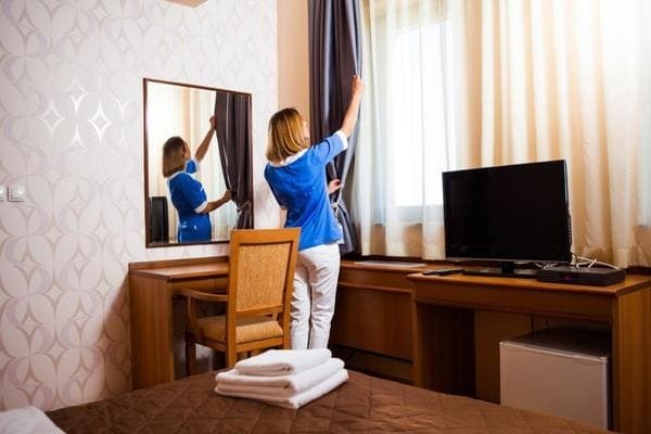 Горничные могут игнорировать табличку «Не беспокоить»