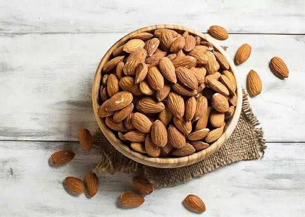 3. Миндаль содержит в своем составе кальций и магний, которые хорошо влияют на качество сна.