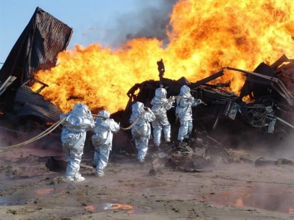 17. Труд пожарных совсем не легок, но тем, кто работают с нефтепродуктами вообще не позавидуешь!