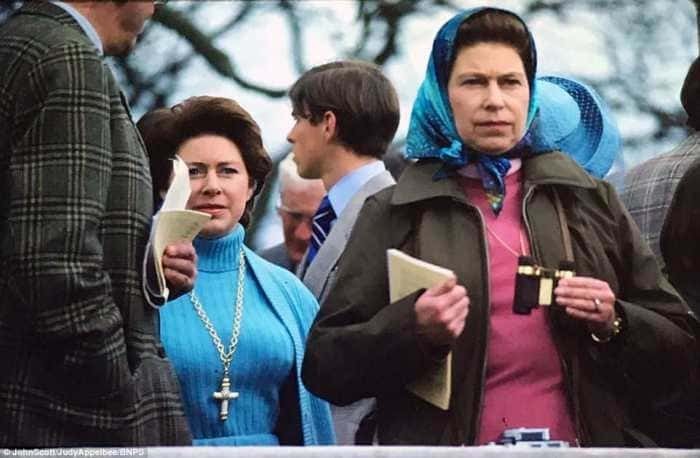 Королева с сестрой
