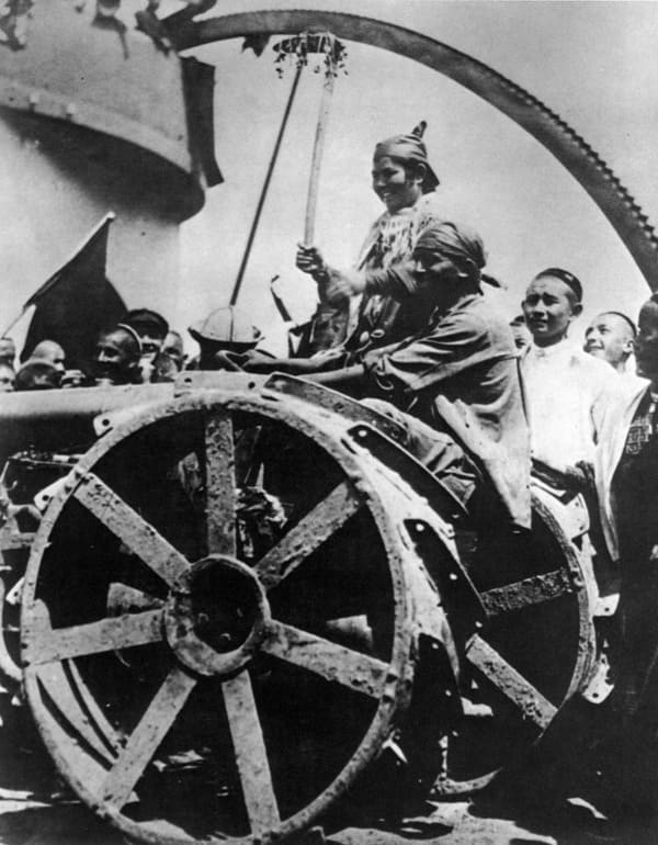 1928. Первый советский трактор в Узбекистане