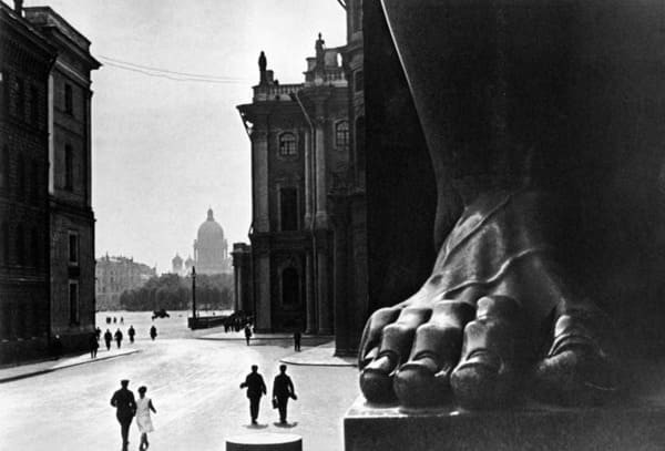 1930. У Эрмитажа. Ленинград.