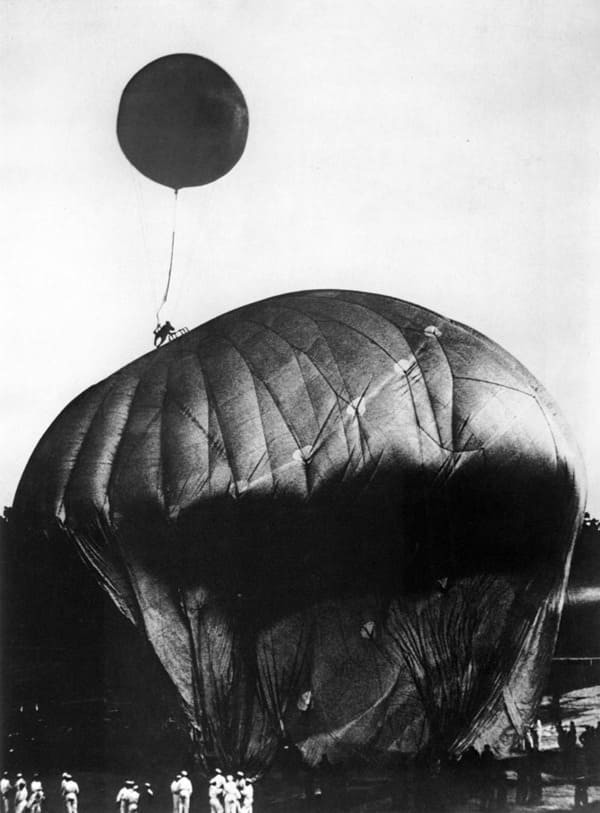 1932. В стратосферу.
