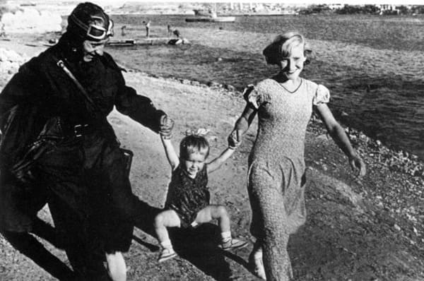 1932. Полетели.