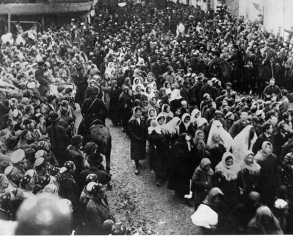 1924. Демонстрация женщин 8 марта.Ташкент