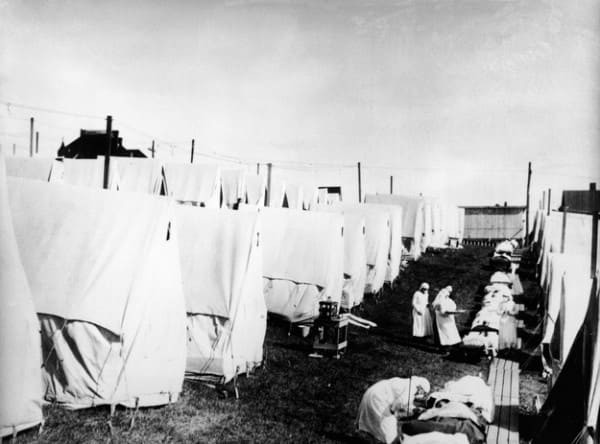 В 1918 году в мире бушевала одна из страшнейших эпидемий, которая унесла жизни 20-50 миллионов человек. Больных селили в таких вот «полевых» госпиталях.