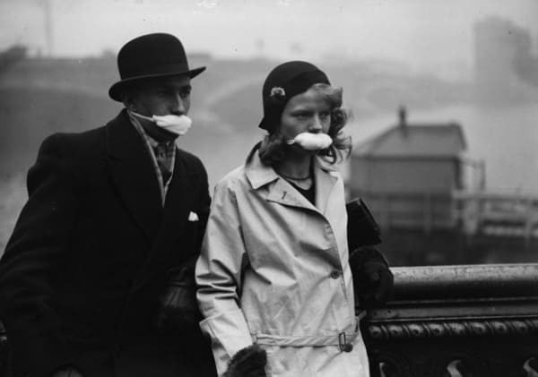 В 1932 году матерчатые маски стали иногда заменять скатанной в трубочку туалетной бумагой.