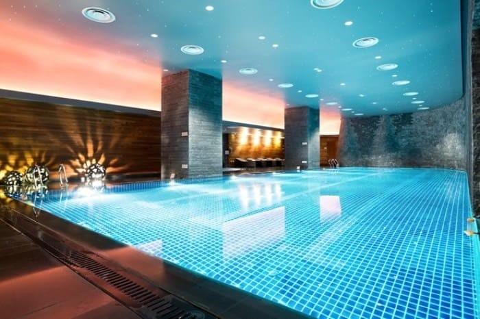 4. Бассейн отеля Lotte Hotel
