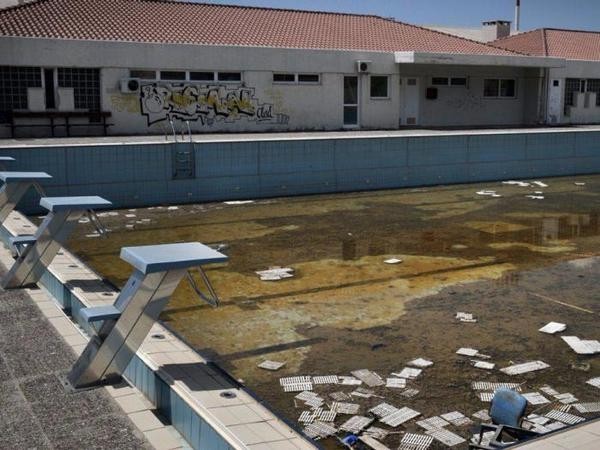Бассейн, полный затхлой и зловонной воды, медленно разрушается.
