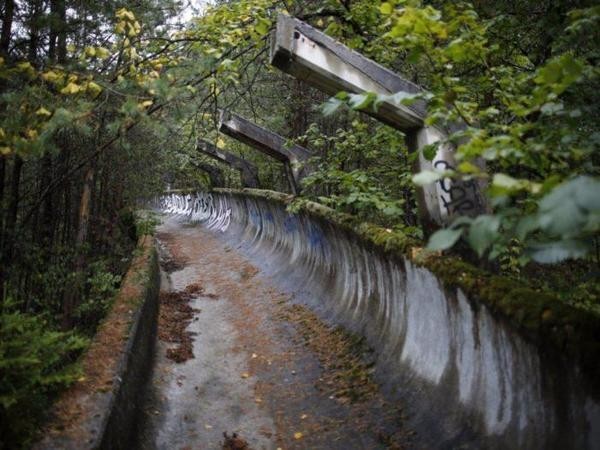 Бобслейная трасса на горе Требевич полностью заросла, а подростки изрисовали ее граффити.