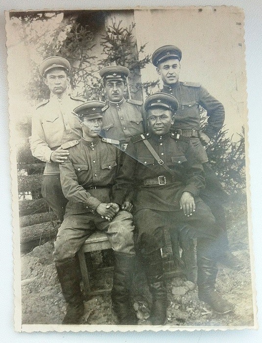 14. Группа людей в военной форме