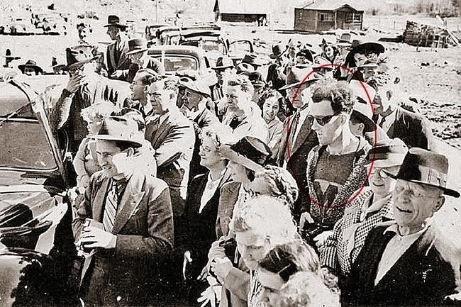 Чудак на снимке 1941 года в прикиде XXI века