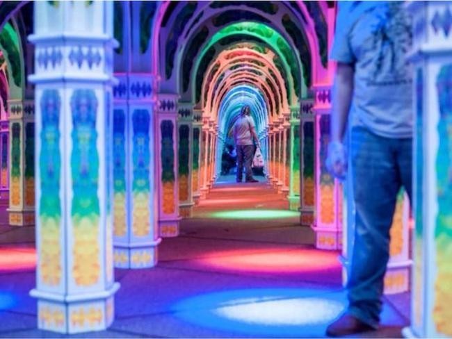 Зеркальный лабиринт Magowan's Infinite Mirror Maze